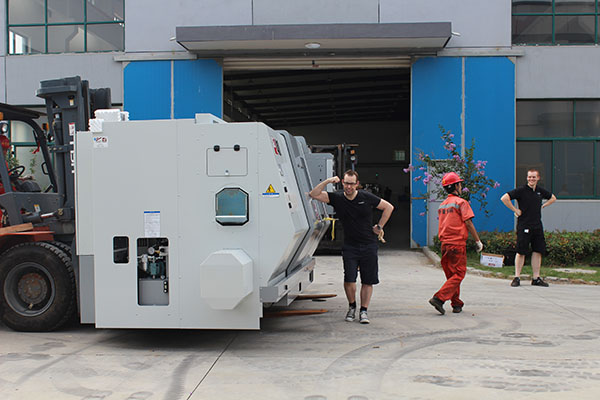 加工中心設(shè)備搬運(yùn) 加工中心設(shè)備搬運(yùn)