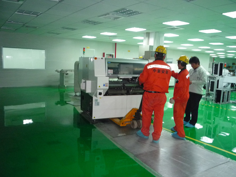 二樓平臺無塵室吊裝作業(yè) 二樓平臺無塵室吊裝作業(yè)