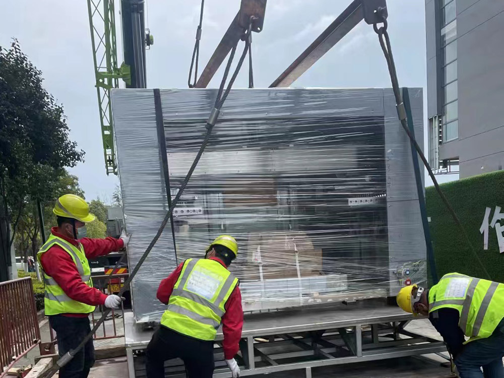 二樓平臺無塵室吊裝作業(yè) 二樓平臺無塵室吊裝作業(yè)