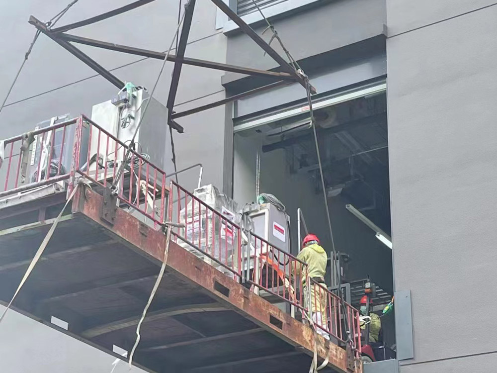 二樓平臺無塵室吊裝作業(yè) 二樓平臺無塵室吊裝作業(yè)