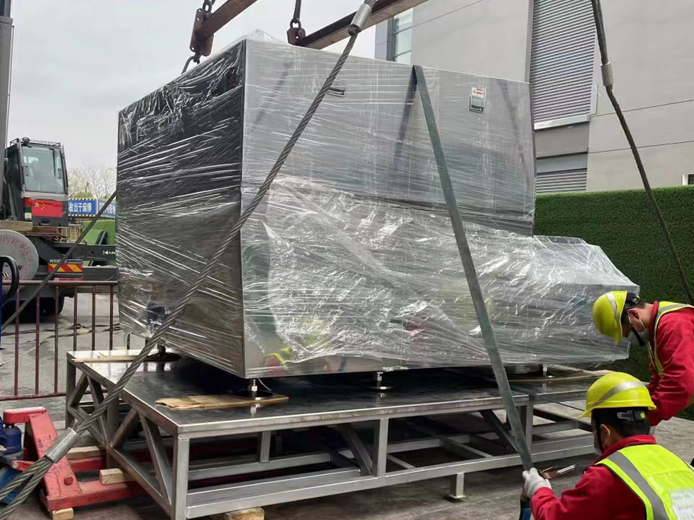 二樓平臺無塵室吊裝作業(yè) 二樓平臺無塵室吊裝作業(yè)