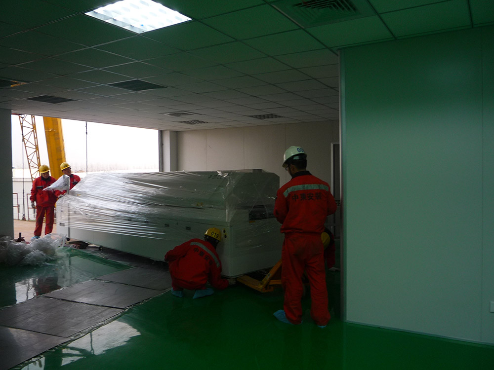 二樓平臺無塵室吊裝作業(yè) 二樓平臺無塵室吊裝作業(yè)