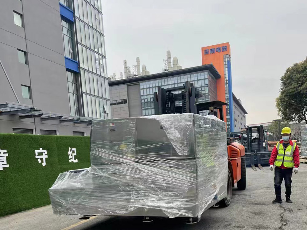 二樓平臺無塵室吊裝作業(yè) 二樓平臺無塵室吊裝作業(yè)